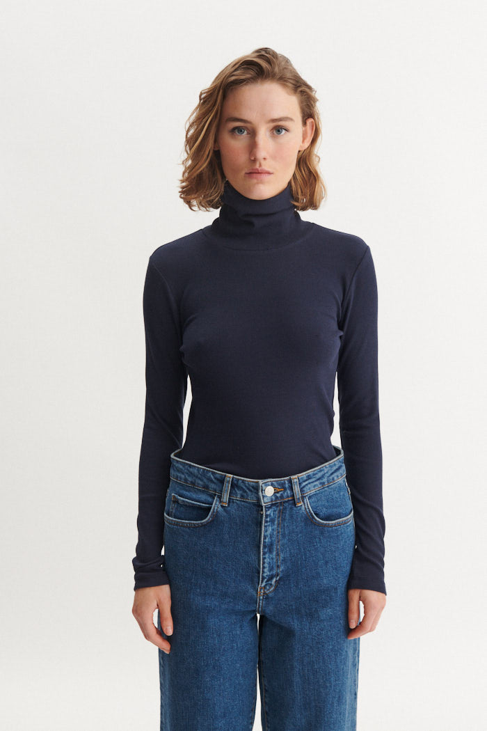 Basic Apparel Ludmilla High-neck T-shirts 606 Sky Captain