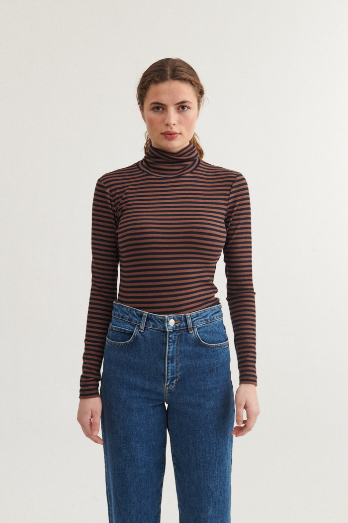 Basic Apparel Ludmilla High-neck T-shirts 692 Carafe / Black