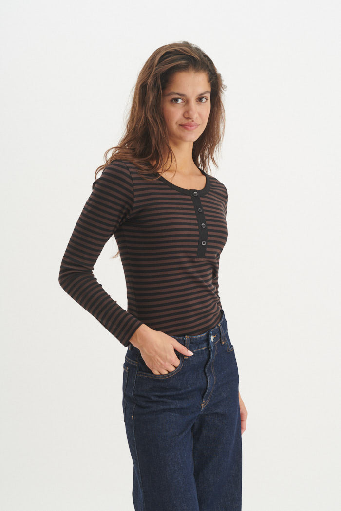 Basic Apparel Ludmilla LS Granddad T-shirts 844 Chocolate Torte / Black