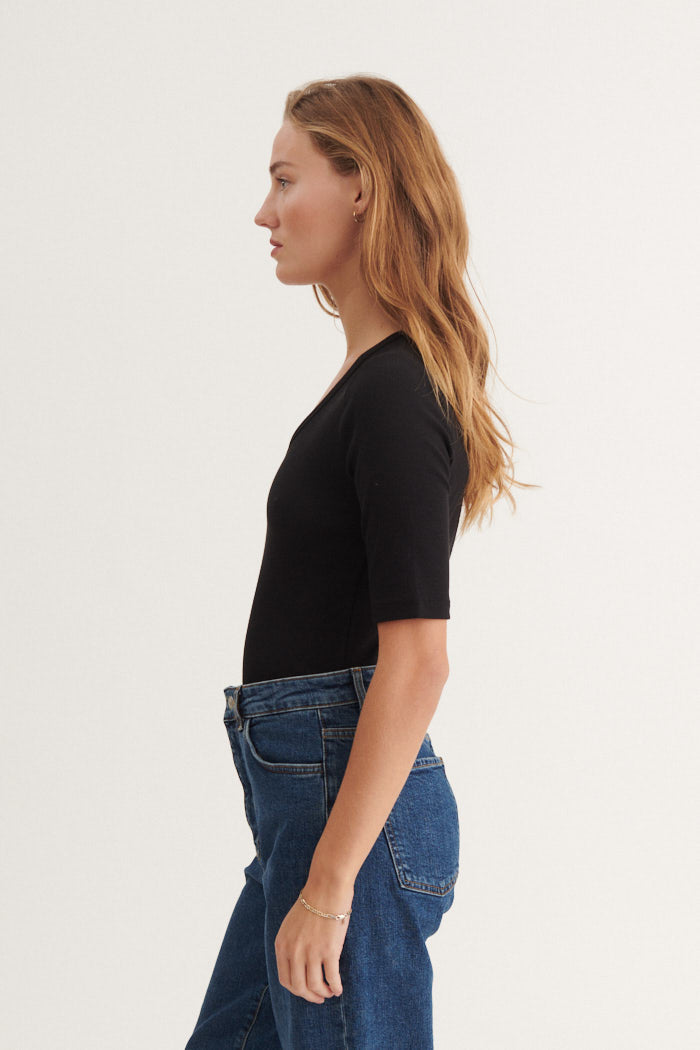 Basic Apparel Ludmilla V-Neck T-shirts 001 Black